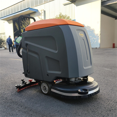 食堂引榮事達(dá)手推式洗地機,解決地面濕滑問題 食堂引榮事達(dá)手推式洗地機,解決地面濕滑問題.jpg